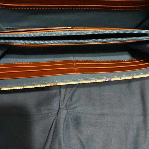 Disney Parks Dooney & Bourke crossbody bag. Like new, clean - Picture 5 of 7